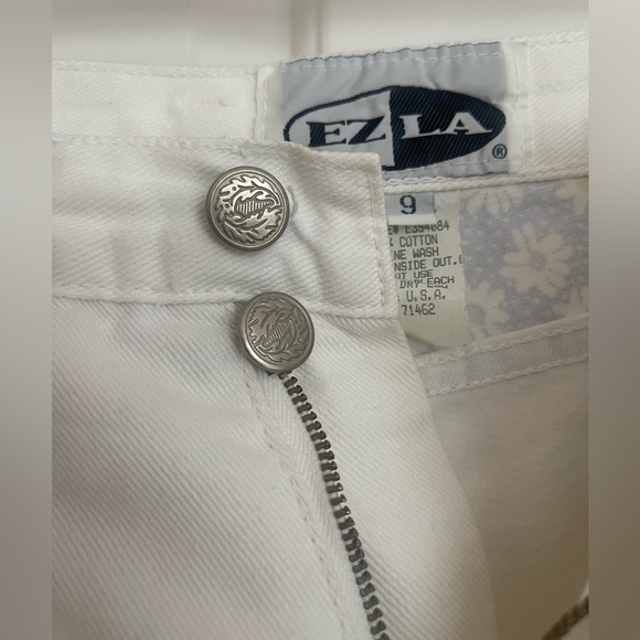 Vintage High waisted Shorts With Cute Floral Details - VINTAGE EZLA - Picture 3 of 8